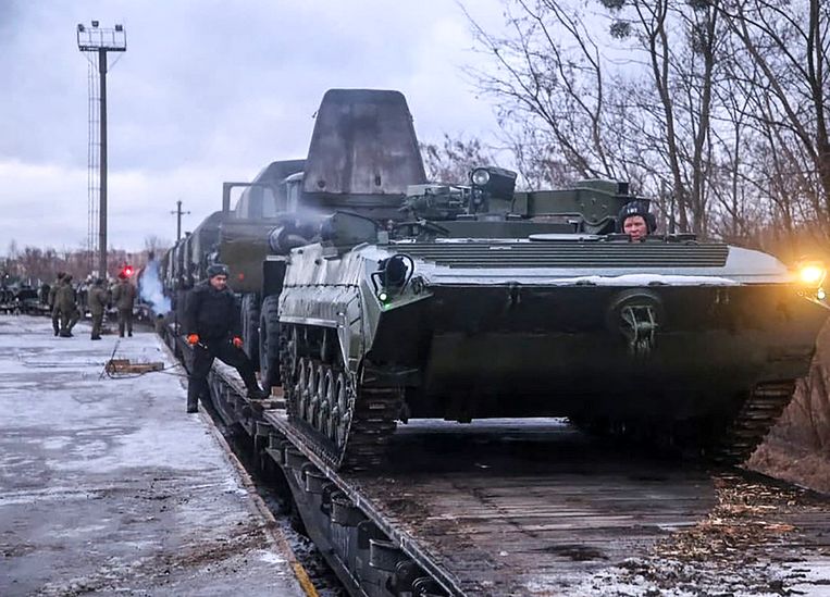 Russisch materieel arriveert kennelijk per trein in Wit-Rusland, waar de twee landen samen oefeningen willen gaan houden. De foto is verstrekt door het Wit-Russische ministerie van defensie. Beeld AFP