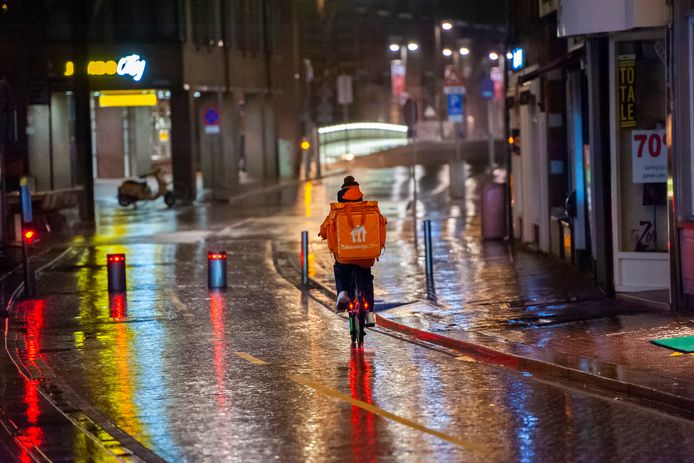 Bijna verlaten straten tijdens de avondklok in Den  Bosch.