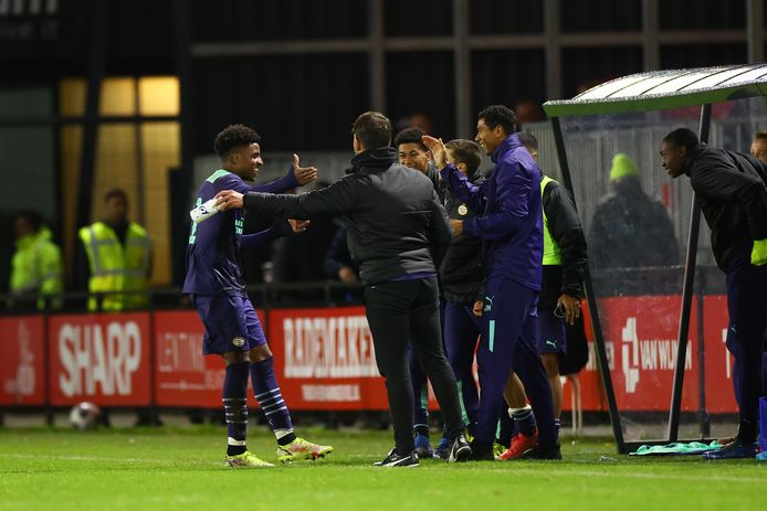 Dante Sealy viert zijn treffer met de technische staf van PSV.