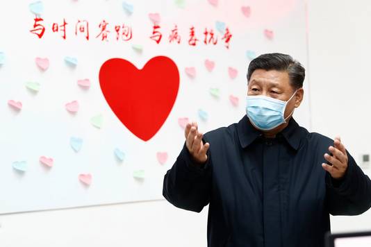 De Chinese President Xi Jinping tijdens een bezoek aan een wetenschappelijk onderzoekscentrum in Peking. 