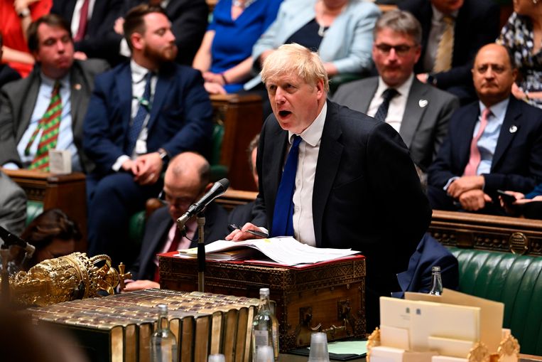 Johnson tijdens een verhitte discussie woensdag in het Britse Lagerhuis. Beeld AP