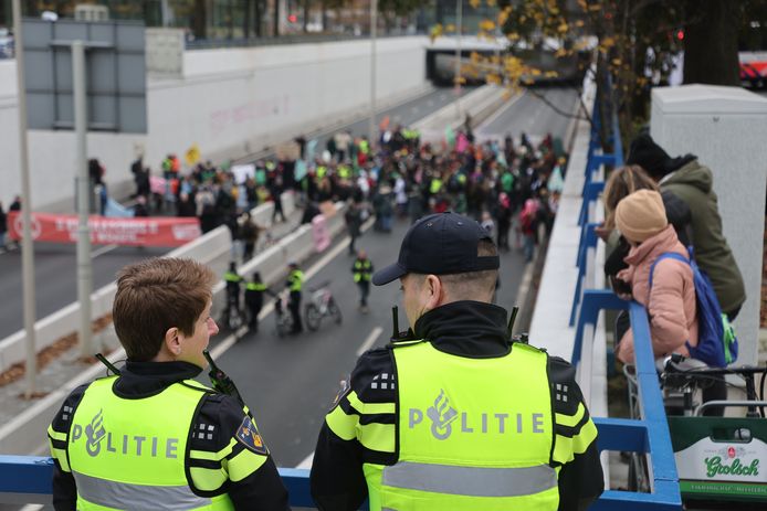 Actievoerders van Extinction Rebellion hebben zaterdagmiddag opnieuw de Utrechtsebaan (A12) in Den Haag geblokkeerd.