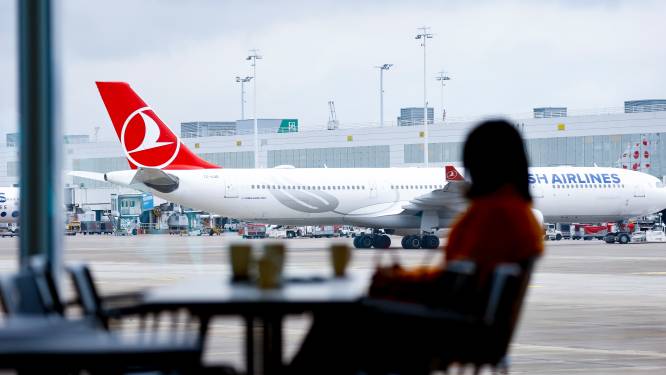 Coup de théâtre: l’expulsion du jeune Iranien suspendue in extremis, il a pu descendre de l’avion