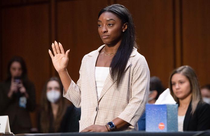 Simone Biles tijdens haar verklaring in de Amerikaanse Senaat.