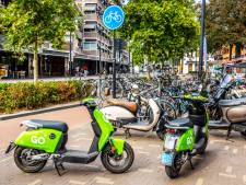 Nieuwe regel in de maak tegen overlast geparkeerde (brom)fietsen: ‘Vijf scooters voor je deur is een exces’