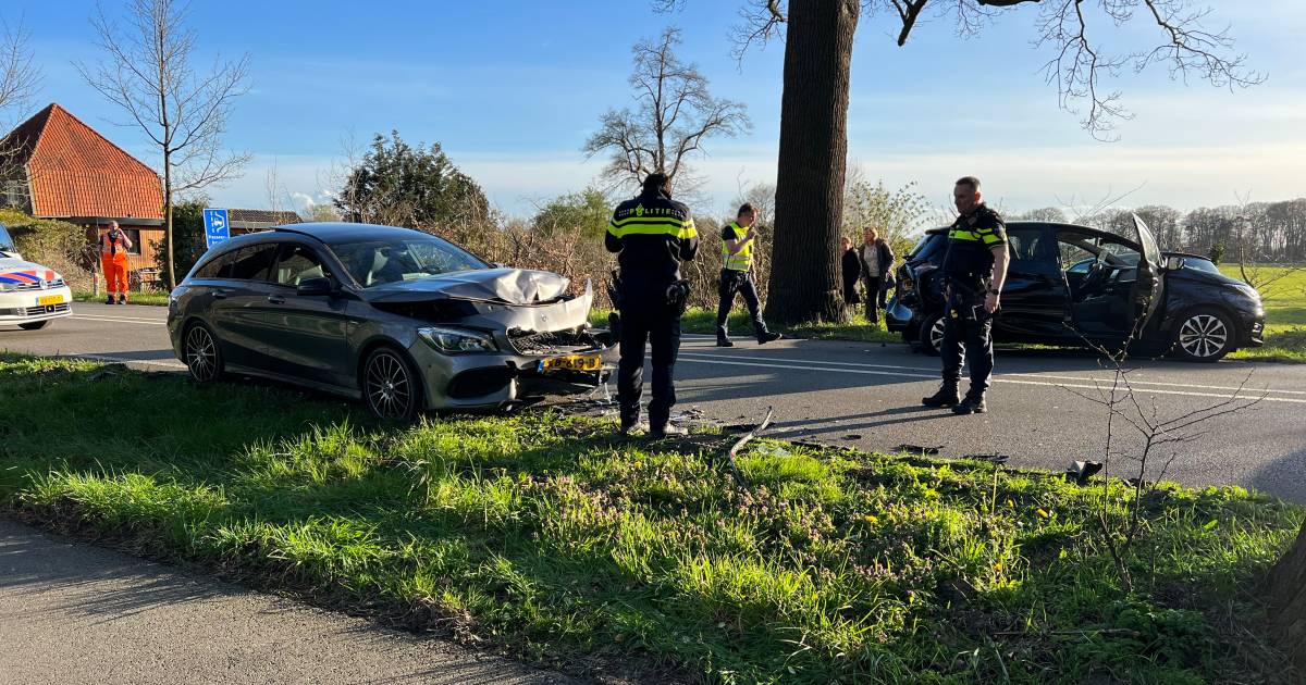Botsing met drie autos tussen Zutphen en Gorssel: twee bestuurders raken gewond.