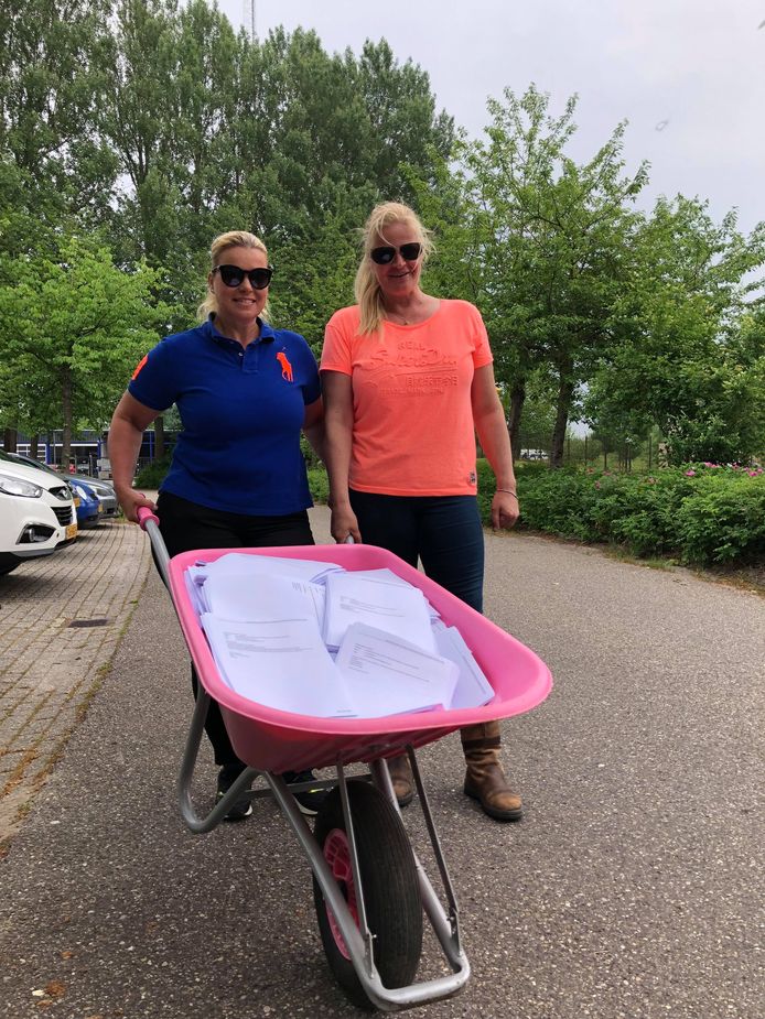 Cynthia Danvers (links) en Annemieke van Straaten doen aangifte tegen de woordvoerders van Staatsbosbeheer.