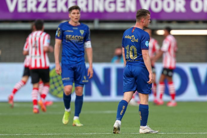 VVV-spelers Vito van Crooij (r) en Danny Post balen na een tegentreffer.