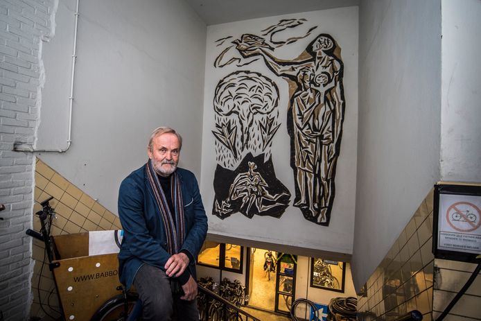 Henk Lassche bij de titelloze sgraffito van Johan Haanstra boven 't Keldertje.