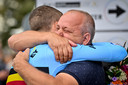Ook papa Noel omhelst zijn zoon na de finish.