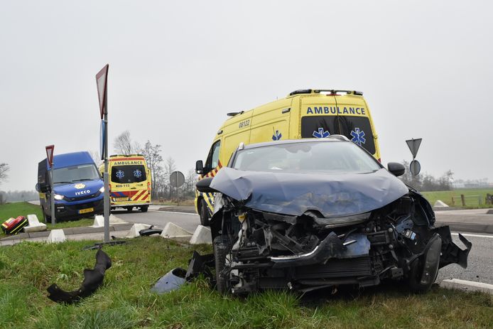 Bij een botsing tussen een bestelbus en een personenauto in Zuilichem, raakte een persoon gewond.