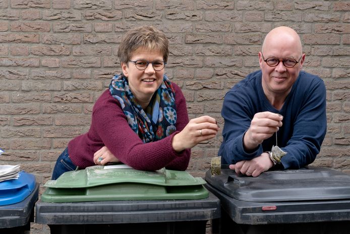 Brigit Groeneveld en Bertjan Kers  namen de proef op de som met het scheiden van huisafval. Een van de verrassingen was dat het ene theezakje het andere niet is.