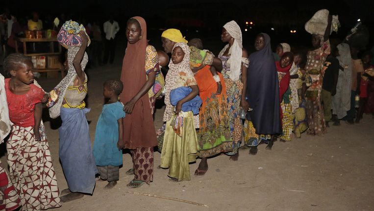 De geredde meisjes en vrouwen arriveren in een vluchtelingenkamp in Yola. Beeld AP
