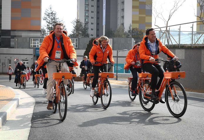 Koning Willem-Alexander, Koningin Maxima en Premier Rutte, hebben zaterdagochtend op de fiets een bezoek gebracht aan het Nederlandse team in het olympisch dorp in Zuid-Korea. Foto Matthew Lewis