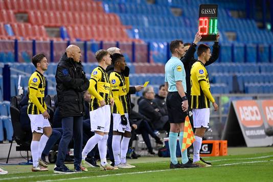 Wisselcircus in Arnhem: Letsch vervangt vier spelers tegelijk voor het laatste half uur tegen AZ.