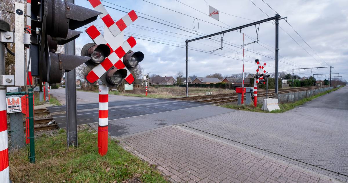 Geen goed plan voor spoorwegbrug? Dan gaat sluiting overweg ook niet ...
