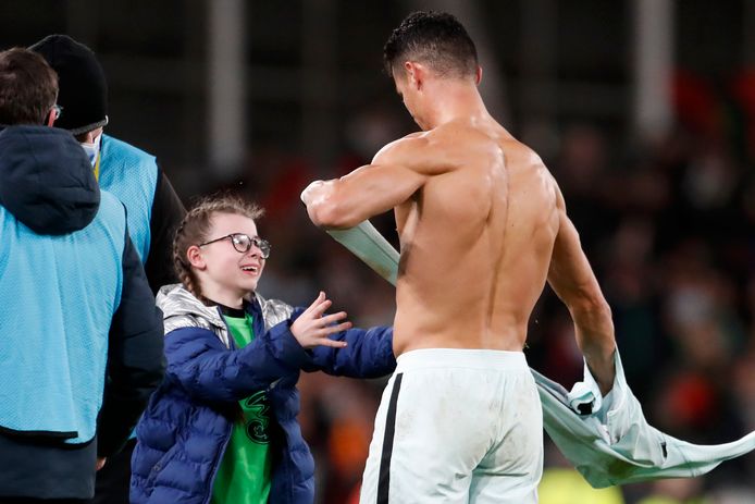 Cristiano Ronaldo gaf z'n shirt aan een jonge Ierse fan.