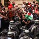 Begrafenis Al Jazeera-journalist loopt uit op geweld: grafkist valt bijna bij aanval Israëlische politie