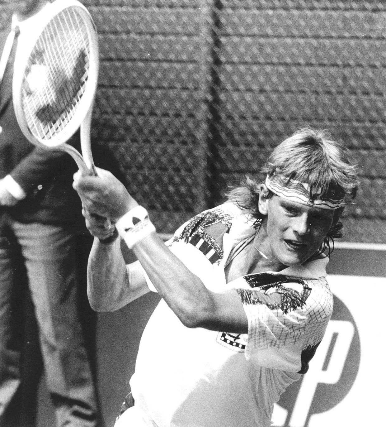 Paul Dogger in 1988 in actie tegen Emilio Sánchez op de Dutch Open op ’t Melkhuisje in Hilversum. 