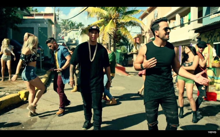 Daddy Yankee en Luis Fonsi in de videoclip van hun megazomerhit 'Despacito'. Beeld rv