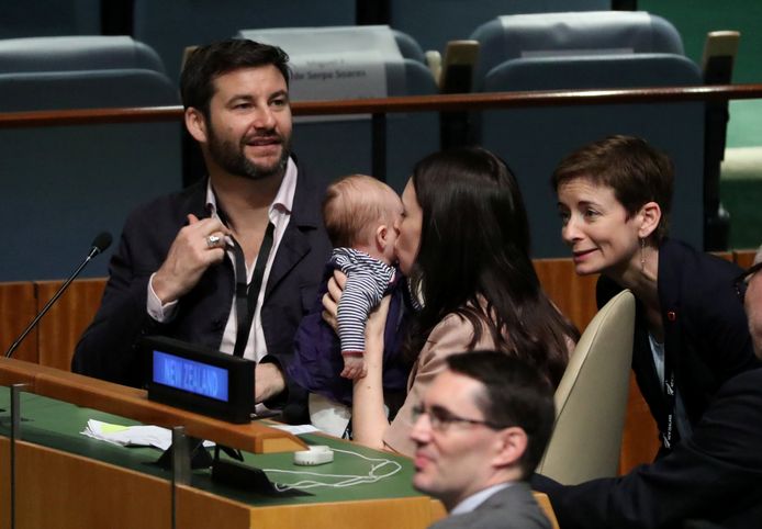 Een snelle kus van de Nieuw-Zeelandse premier Jacinda Ardern voor haar baby Neve, voordat ze de algemene vergadering van de VN zal toespreken. Links haar partner en de vader van Neve, Clarke Gayford.