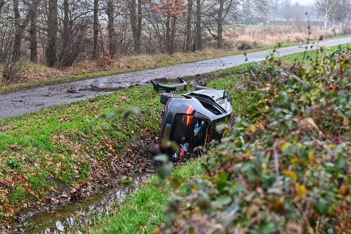 Bijrijder zwaargewond na eenzijdig ongeval op A16.