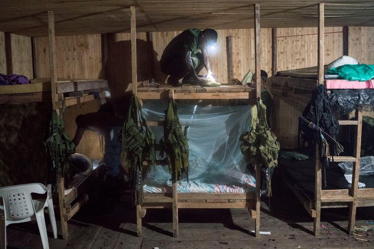 Een FARC-strijder prepareert zijn slaapplaats. Beeld Stephen Ferry