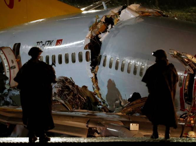 Boeing breekt in drie na uitschuiver op landingsbaan in Istanboel: 3 doden en 179 gewonden