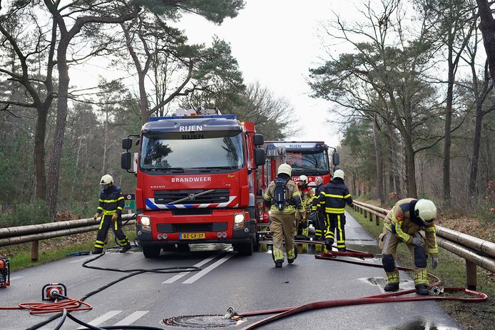 Een auto brandde volledig uit in Dorst.
