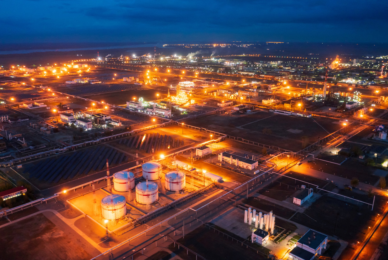 De olieraffinaderij van Lukoil in het Russische Volgograd op 22 april 2022. Beeld Reuters