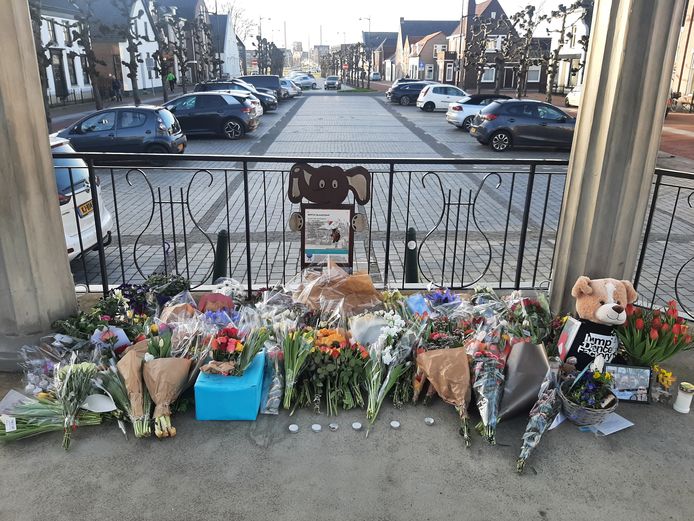 De maandag in de kiosk aan het Heereplein ingerichte herdenkingsplek voor het omgekomen gezin uit Raamsdonksveer.