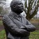 Hoe krijg je de gemeente zo ver iemand te eren met een standbeeld? Bereid je voor op véél bureaucratie