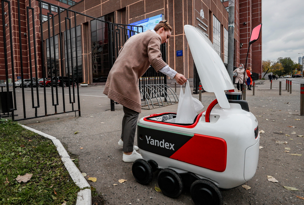 Een bezorgrobot van het ‘Nederlandse’ internetbedrijf Yandex op een studentencampus in Moskou.  Beeld EPA