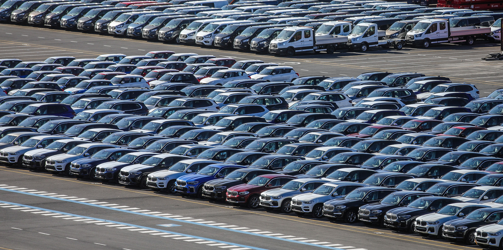Meer dan 100.000 nieuwe wagens in haven van Zeebrugge geraken niet tot