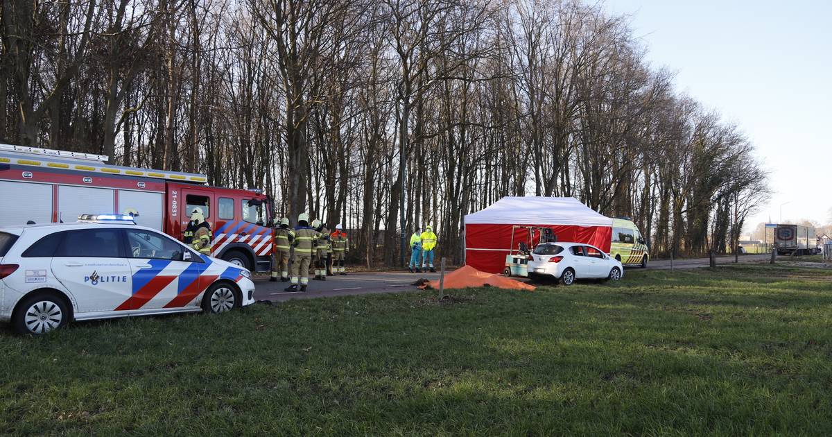 Een 18-jarige fietsster ui thet Brabantse Cuijk is op de Liefkeshoek in Katwijk (bij Cuijk) overleden na een botsing met een auto.