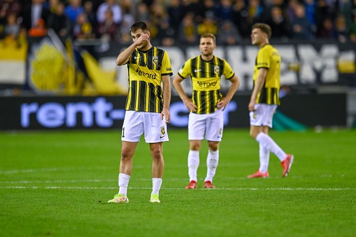 Vitesse baalt.