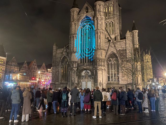 De Mol hint op nieuw seizoen via een projectie van het logo op de Sint-Niklaaskerk in Gent.