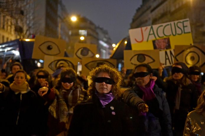 Feministische activisten betogen voor het theater in Parijs tegen de nominaties voor Roman Polanski's film ‘J’accuse’.
