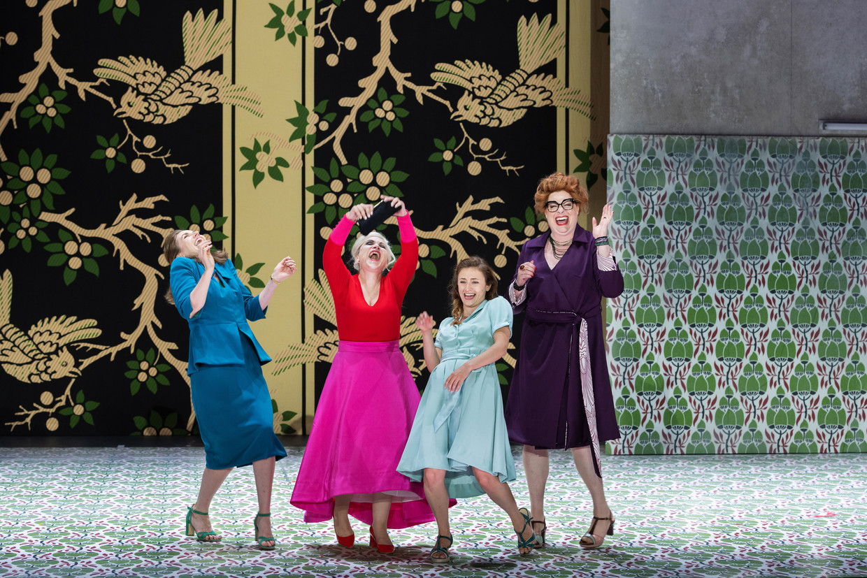 De vrolijke vrouwtjes van Windsor in Verdi's opera ‘Falstaff’ in Aix-en-Provence. Beeld 