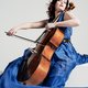 Cellist Maya Fridman heet publiek welkom als priesteres bij twaalf intieme concerten