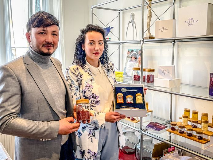 Hamid Hisari en zijn echtgenote Ihcene Takdemt met hun Niida-assortiment. Ze importeren de saffraan uit Afghanistan.