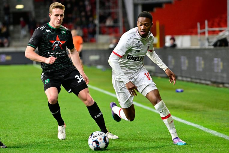 Michel-Ange Balikwisha (Antwerp) in duel met Thibo Somers (Cercle). Beeld Photo News