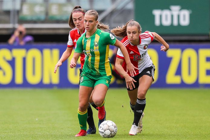 Kirsten van de Westeringh laat de Feyenoorders Annouk Boshuizen en Sophie Cobussen achter zich.