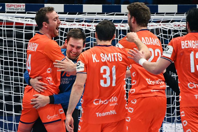 Oranje viert de overwinning op Montenegro.
