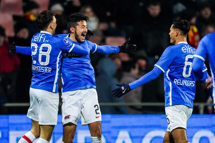 Yukinari Sugawara viert de 0-3 met zijn ploeggenoten.