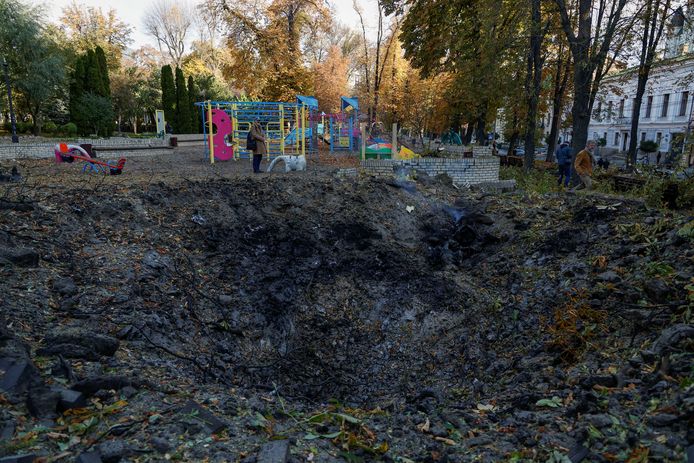 Een krater nabij een kinderspeeltuin in Kiev.