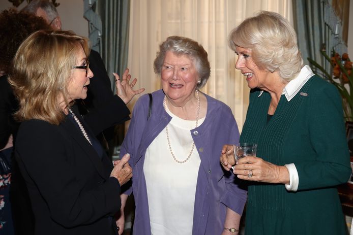 Patricia Routledge (au centre) avec la duchesse Camilla (à droite) en 2017.