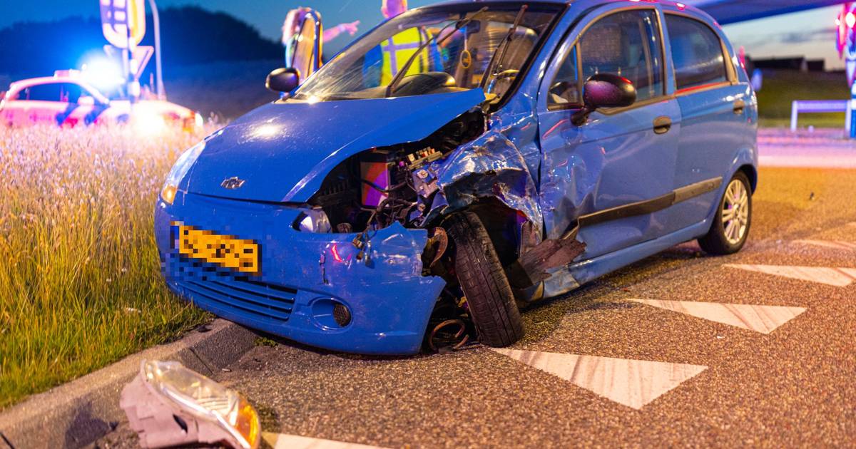 Auto in de prak bij aanrijding in Zwolle, vermoedelijke dader vlucht.