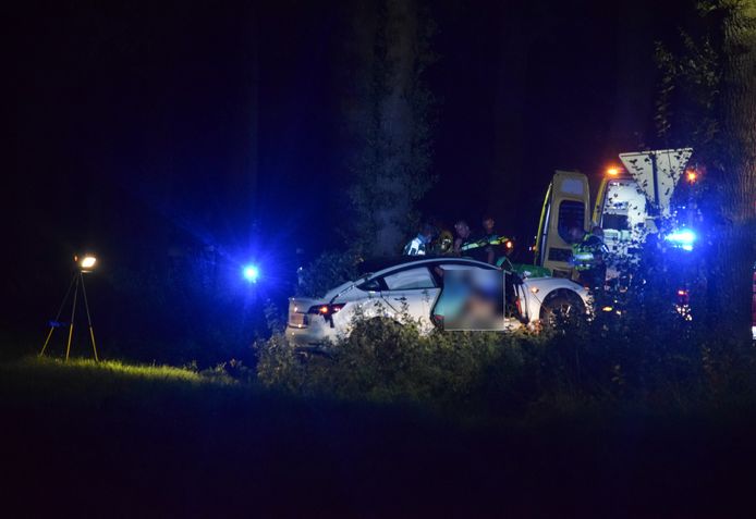 Hulpverlening na het ongeluk op de Rabelingstraat in Sinderen.