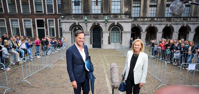 Mark Rutte en Sigrid Kaag komen vrijdag naar buiten na afloop van een gesprek met informateur Mariëtte Hamer over de kabinetsformatie.